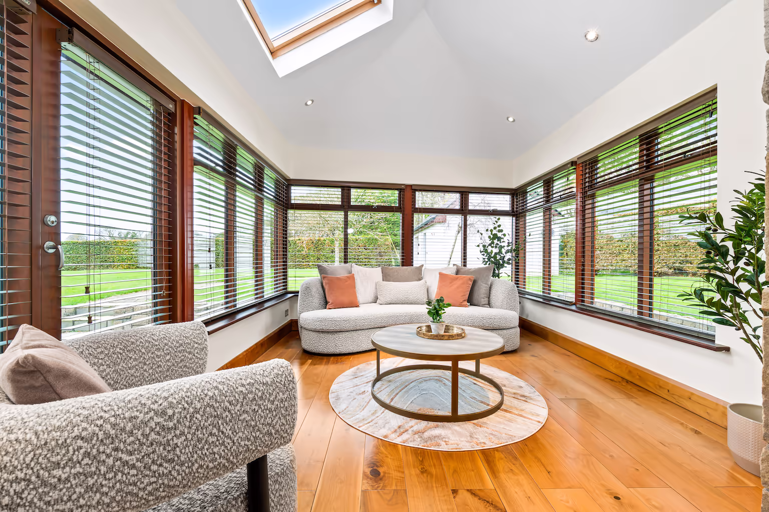 How First-Time Buyers Can Decide Between a House or an Apartment